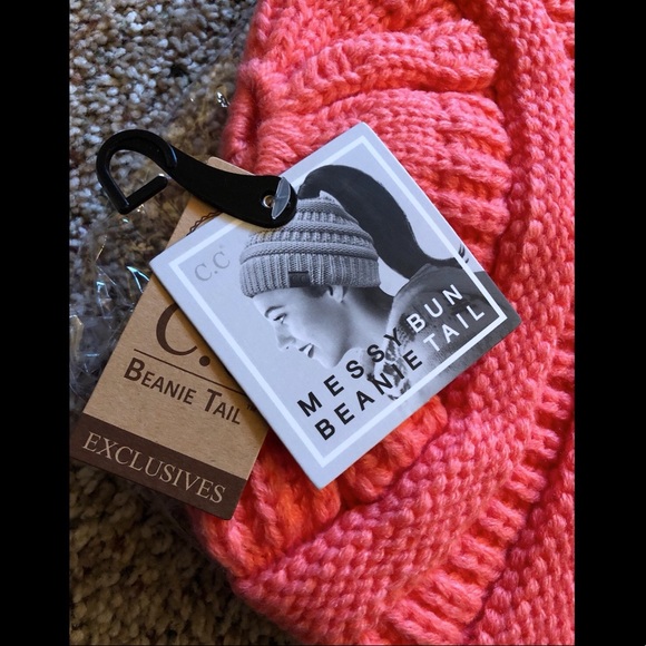 NWT C.C Messy Bun Beanie Tail - Picture 3 of 4